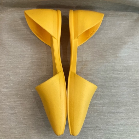 NATIVE Sz 8 Audrey Groovy Slip On Pointy Toe Cap in Yellow Flats - Picture 9 of 9